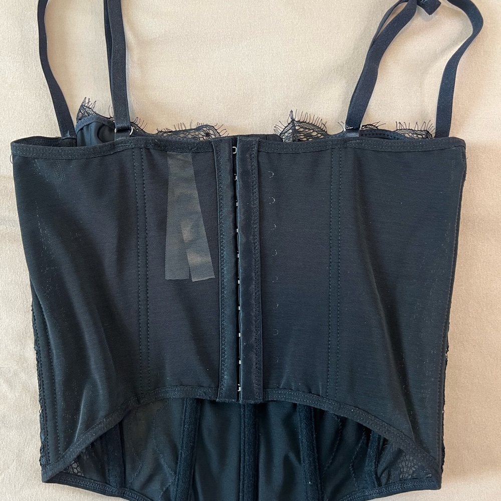 Elegant Black Lace Bustier - Picture 3 of 4